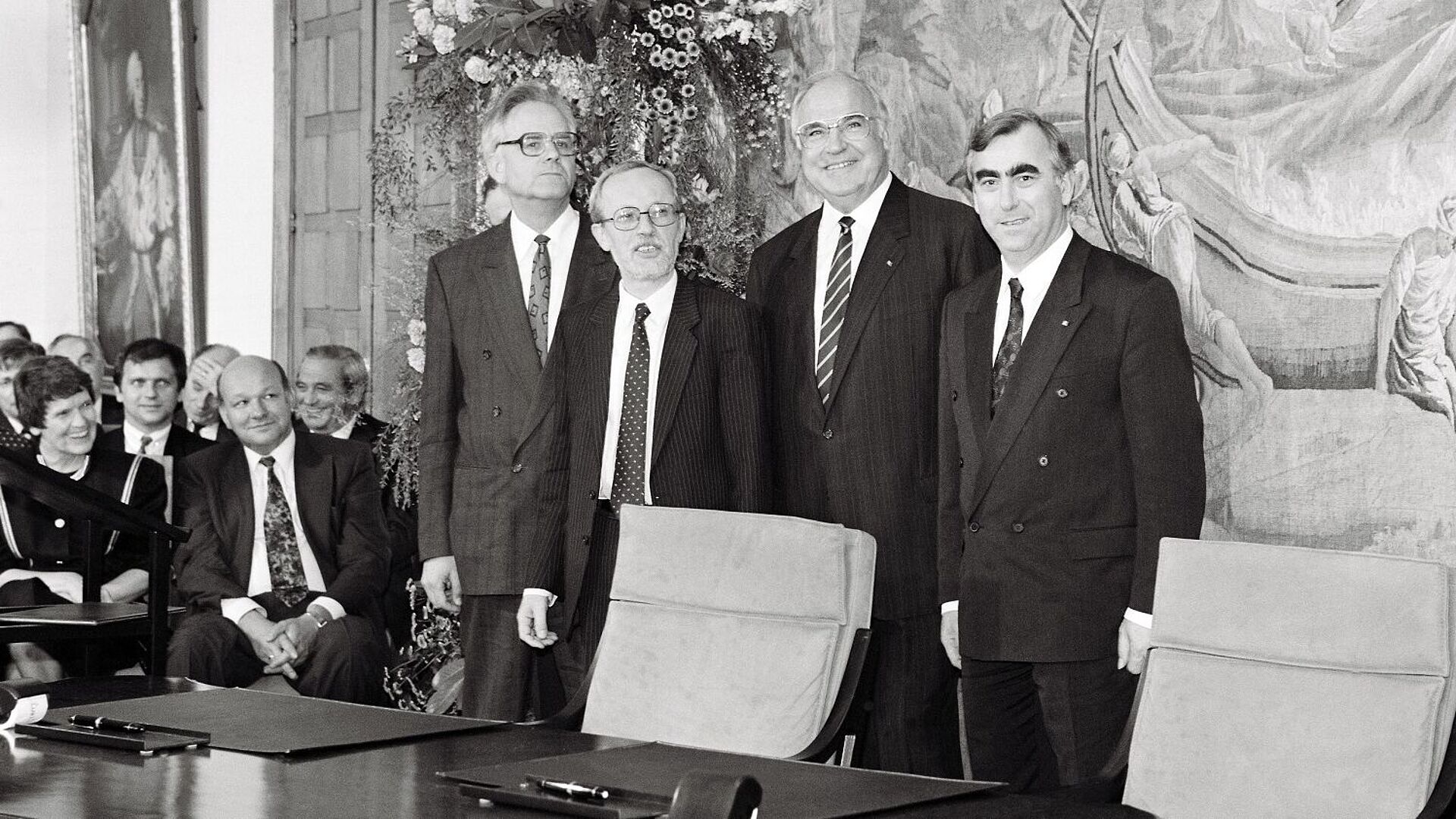 Unterzeichnung der deutsch-deutschen Wirtschafts-, Währungs- und Sozialunion, Bonn 18. Mai 1990 Bundeskanzler Helmut Kohl (M.re.) und DDR-Ministerpräsident Lothar de Maizière (M.li.) mit den Finanzministern Theo Waigel (re.) und Walter Romberg (li.) bei der Unterzeichnung der deutsch-deutschen Wirtschafts-, Währungs- und Sozialunion, Bonn 18. Mai 1990