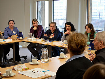 Besuch aus der Ukraine Die Teilnehmerinnen und Teilnehmer des Austauschprogramms "Cultural Vistas" tauschen sich im Projektraum mit dem Bundesbeaftragten Roland Jahn aus.