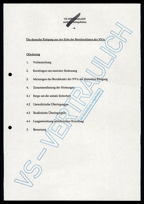 Maschinengeschriebenes Dokument mit den Hinweisen „VS-Vertraulich“ und „VS-Einstufung aufgehoben“
