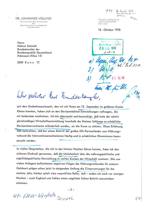 maschinentextliches Schreiben mit Stempeln, handschriftlicher Anrede, Unterstreichungen, Vermerken und Unterschriftskürzeln