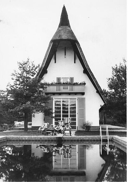 Originaltitel: „Auf dem Landsitz des Exweltmeisters Max Schmeling in Saarow, davor das schöne Schwimmbassin“, ca. 1930/1938
