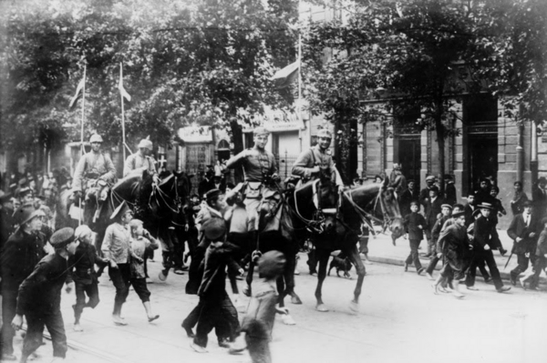 Einmarsch der deutschen Truppen zu Pferd in Warschau, 1915