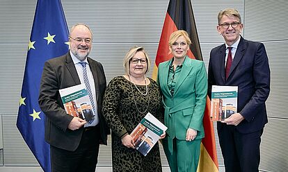 Übergabe des Zweiten Tätigkeitsberichts des Bundesarchivs am 26. November 2025; von links nach rechts: Michael Hollmann, Alexandra Titze, Julia Klöckner und Wolfram Weimer