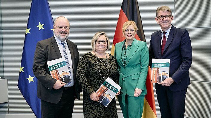 Übergabe des Zweiten Tätigkeitsberichts des Bundesarchivs am 26. November 2025; von links nach rechts: Michael Hollmann, Alexandra Titze, Julia Klöckner und Wolfram Weimer