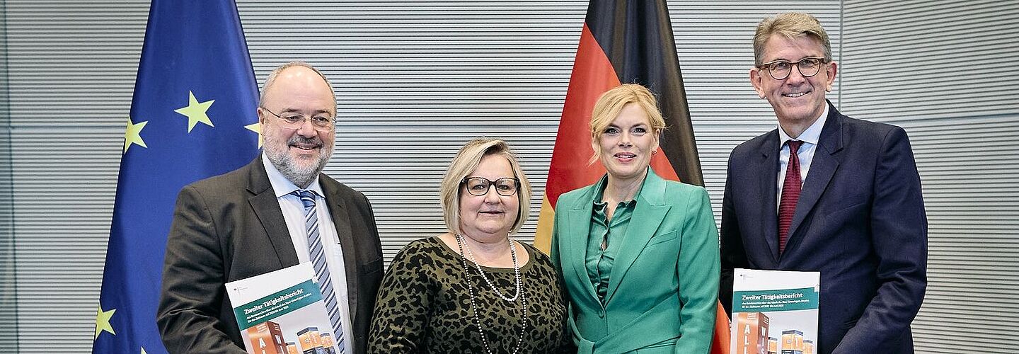 Übergabe des Zweiten Tätigkeitsberichts des Bundesarchivs am 26. November 2025; von links nach rechts: Michael Hollmann, Alexandra Titze, Julia Klöckner und Wolfram Weimer
