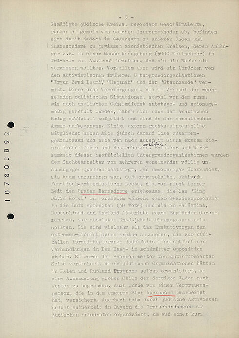 Maschinengeschriebenes Dokument mit handschriftlichen Korrekturen, einer Unterstreichungen in Rot sowie mit durch Schwärzung anonymisierten Namen
