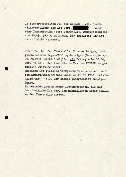 Das Dokument zeigt den Zwischenbericht der Sonderkommission zum Sprengstoffanschlag auf dem Oktoberfest 1980. Im Bericht werden die Tat, die Ermittlungen und die nächsten Schritte der Ermittlung und Öffentlichkeitsarbeit.