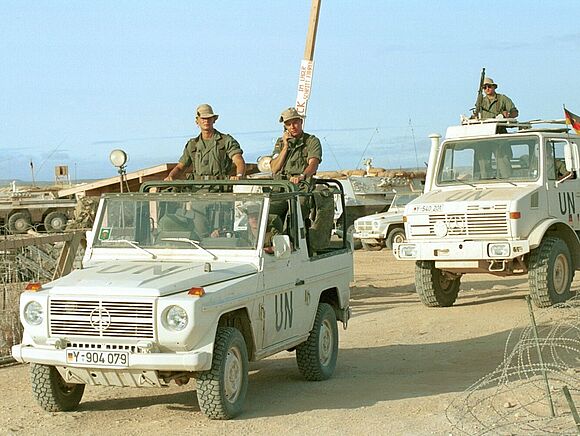 Soldaten der Bundeswehr verlassen in einem Geländewagen „Wolf“ das Feldlager des Deutschen Unterstützungsverbandes Somalia in Belet Uen. Hinter ihnen fährt ein Bundeswehr-LKW. Beide Fahrzeuge tragen UN-Lackierung.