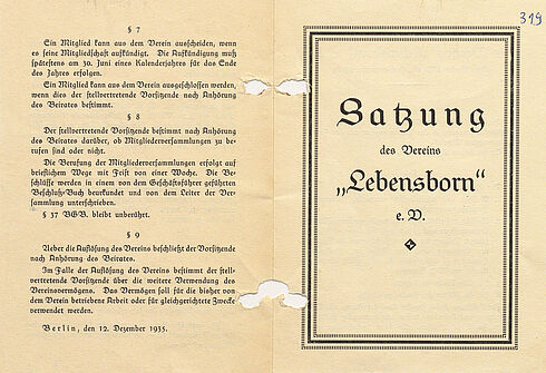 auf der linken und rechten Blatthälfte bedrucktes Schriftdokument; rechte Seite: Deckblatt mit umrahmtem Titel