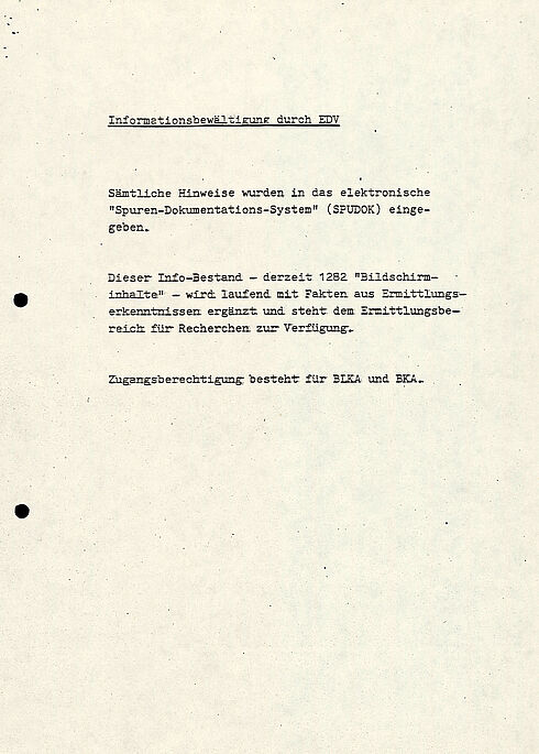 Das Dokument zeigt den Zwischenbericht der Sonderkommission zum Sprengstoffanschlag auf dem Oktoberfest 1980. Im Bericht werden die Tat, die Ermittlungen und die nächsten Schritte der Ermittlung und Öffentlichkeitsarbeit.