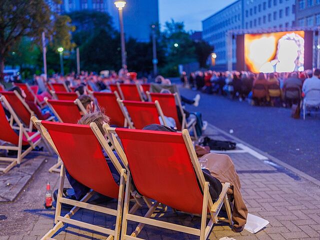 Liegestühle beim Campus-Kino