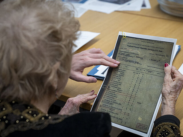 Ein Dokument führt die Namen von Tova Friedman und ihren Eltern auf -- nach der Befreiung und Rettung, als sie in Berlin in einem Flüchtlingslager untergebracht waren.