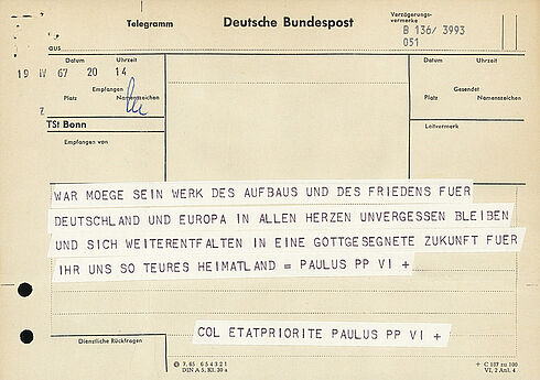 Telegramm-Formular mit handschriftlichem Kürzel sowie maschinell geschriebenem Text in Großbuchstaben