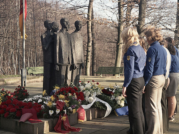 Kranzniederlegung in der Mahn- und Gedenkstätte des ehemaligen KZ Mittelbau-Dora am 23. Januar 1975