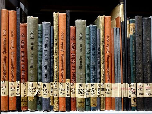 Protokolle und Berichte der Zentralbibliothek der Gewerkschaften (ZBG) Ausschnitt eines Magazinbestandes der SAPMO.