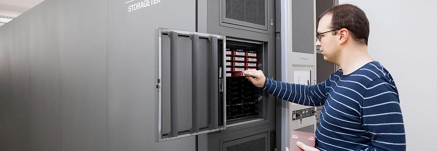 Mitarbeiter der IT im Bundesarchiv bei der Arbeit