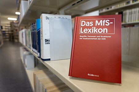 MfS-Lexikon in der Bibliothek des Stasi-Unterlagen-Archivs