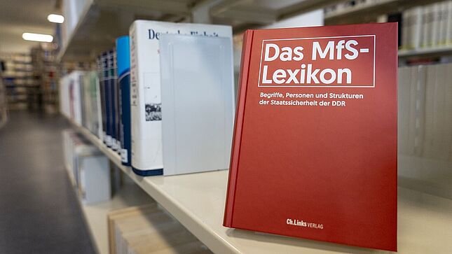 MfS-Lexikon in der Bibliothek des Stasi-Unterlagen-Archivs