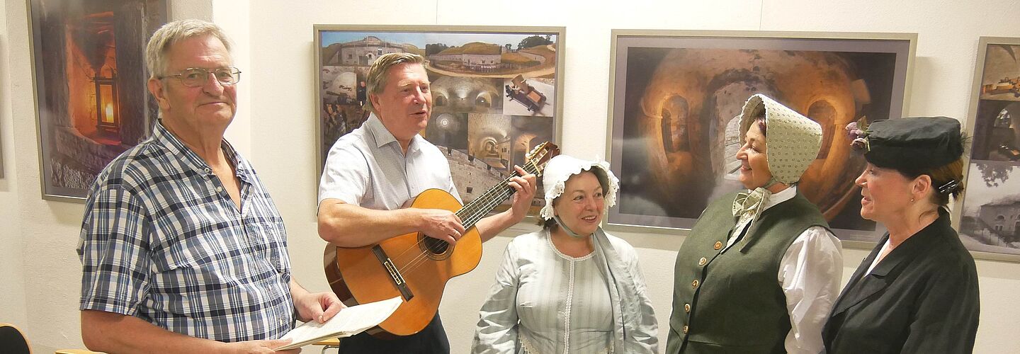 Bild vom Referenten Dieter Zeh, Fördervereinsmitglied Roland Walter, zwei geschichtsbegeisterten Besucherinnen und Frau Dr. Irmgard Stamm beim Singen von Revolutionsliedern (v. l.)