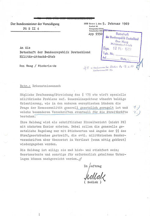 maschinenschriftlicher Brief aus dem Verteidigungsministerium an die Niederländische Botschaft mit Eingangsstempel sowie handschriftlichen Notizen und Unterstreichungen