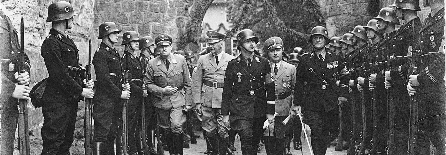 Reichsführer-SS Heinrich Himmler besucht das Grab von König Heinrich I. in Quedlinburg.