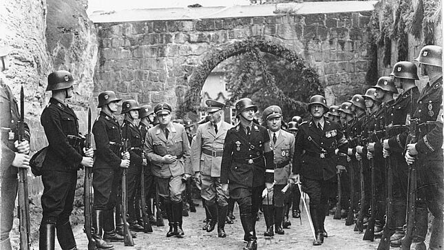 Reichsführer-SS Heinrich Himmler besucht das Grab von König Heinrich I. in Quedlinburg.