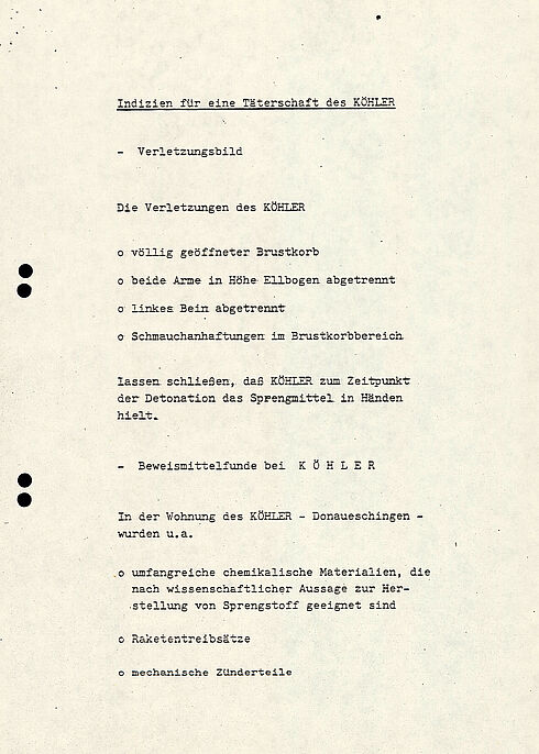 Das Dokument zeigt den Zwischenbericht der Sonderkommission zum Sprengstoffanschlag auf dem Oktoberfest 1980. Im Bericht werden die Tat, die Ermittlungen und die nächsten Schritte der Ermittlung und Öffentlichkeitsarbeit.