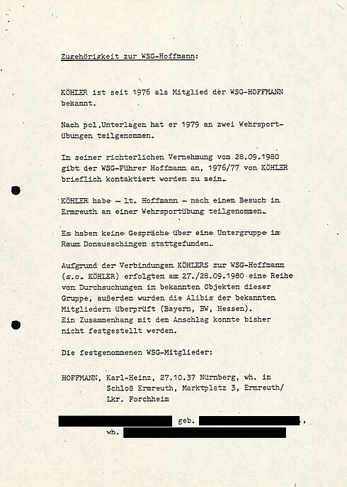 Das Dokument zeigt den Zwischenbericht der Sonderkommission zum Sprengstoffanschlag auf dem Oktoberfest 1980. Im Bericht werden die Tat, die Ermittlungen und die nächsten Schritte der Ermittlung und Öffentlichkeitsarbeit.