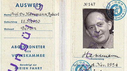 Klappausweis mit Eintragungen persönlicher Daten, Unterschriften, Stempeln, Passfoto und Stempel 'Ungültig' quer über die linke Seite