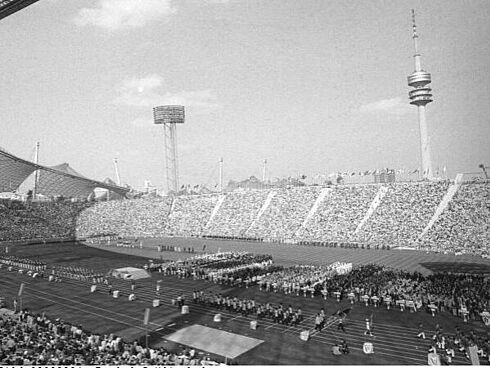 Schwarz-Weiß-Aufnahme im Münchner Olympiastadion bei der Eröffnungsfeier der Olympischen Sommerspiele 1972