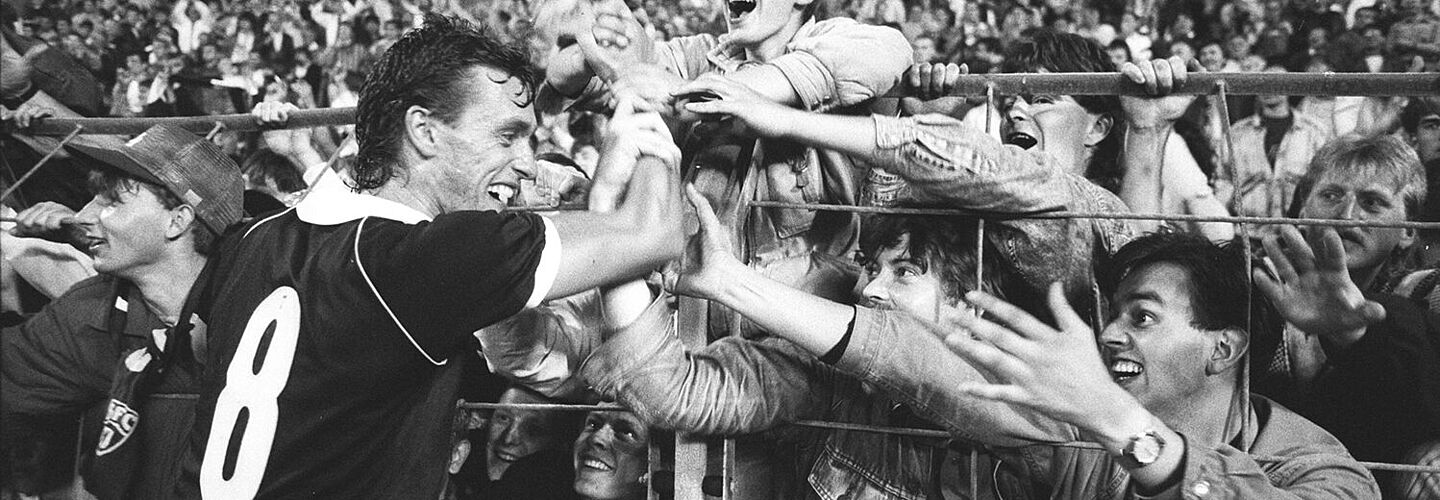 Thomas Doll mit jubelnden BFC-Fans nach dem 3:0 Sieg gegen Werder Bremen im Hinspiel des Europapokals der Landesmeister am 6. September 1988