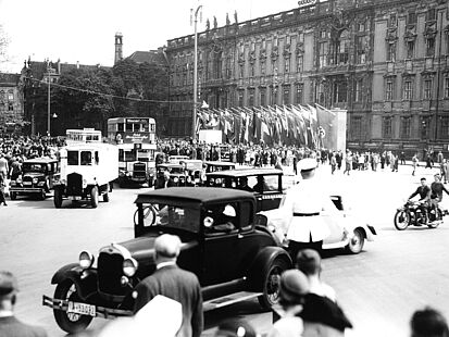 „Fahnenaltar der Nationen“ am Berliner Schloss während der Olympischen Sommerspiele in Berlin 1936