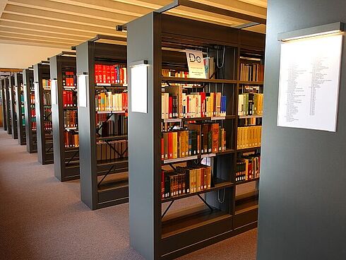 Präsenzbestand der Bibliothek im Benutzungszentrum, Berlin-Lichterfelde Abgebildet sind einige Regalreihen aus der Bibliothek der SAPMO