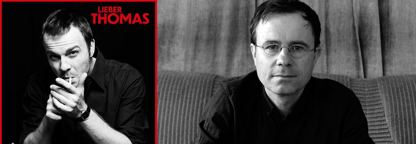 Links ist das Kinofilm-Motiv des Films "Lieber Thomas" zu sehen, ein rauchender Mann blickt frontal in die Kamera. Rechts ist ein Porträt des Drehbuchautors Thomas Wendrich zu sehen. Beide Bilder sind in Schwarz-Weiß abgebildet. 