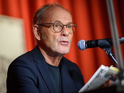 Nahaufnahme von Reinhold Beckmann am Mikrofon