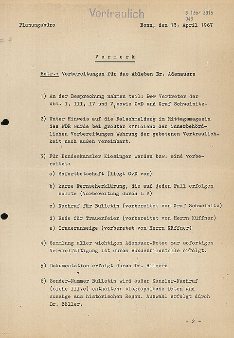 Maschinengeschriebenes Dokument mit alphanumerisch strukturierten Absätzen und Stempel „Vertraulich“ am oberen Rand