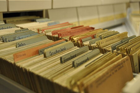 Karteikarten in einem Schrank