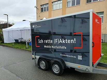 Ein Notfall-Anhänger vor dem Schweriner Stasi-Unterlagen-Archiv