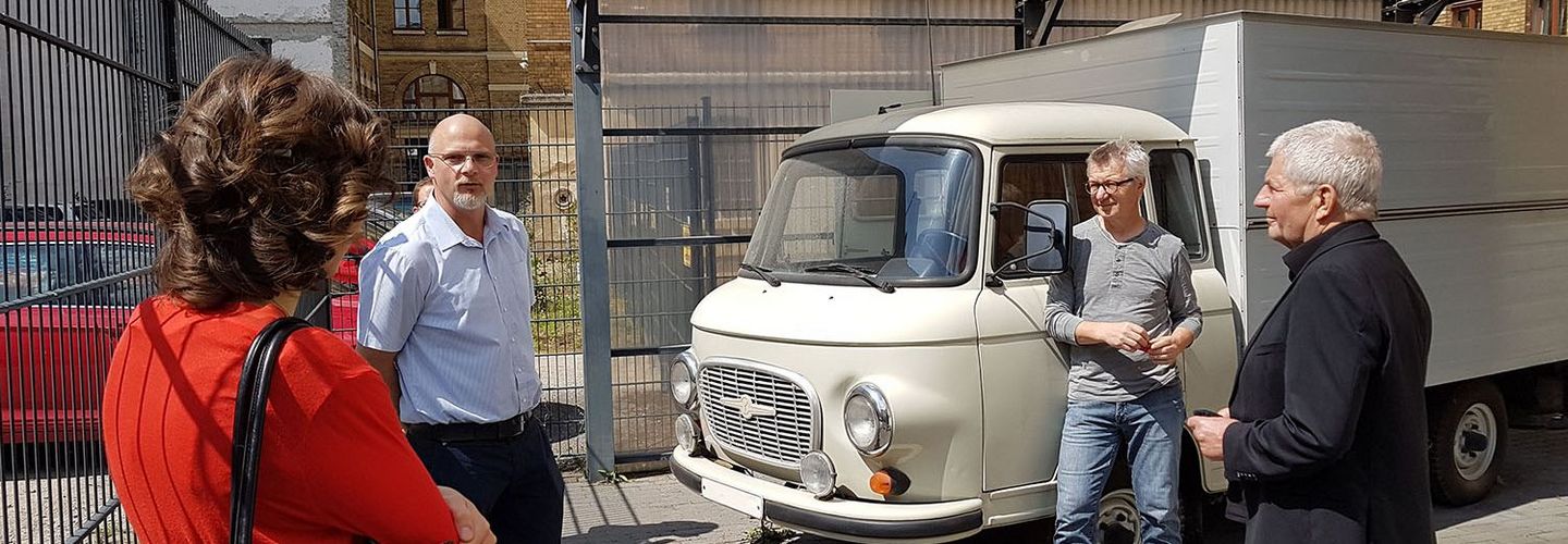 Der Bundesbeauftragte für die Stasi-Unterlagen Roland Jahn besuchte mit der Bundestagsabgeordneten Elisabeth Kaiser und dem Thüringer Landesbeaufragten für die Aufarbeitung der SED-Diktatur Peter Wurchi die Gedenkstätte Amthordurchgang und die Außenstelle Gera