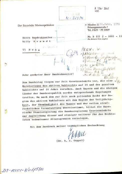 offizielles Behördenschreiben mit mehreren Eingangsstempeln und handschriftlich ergänztem Verteiler, mehreren Daten und Unterschrifteskürzeln