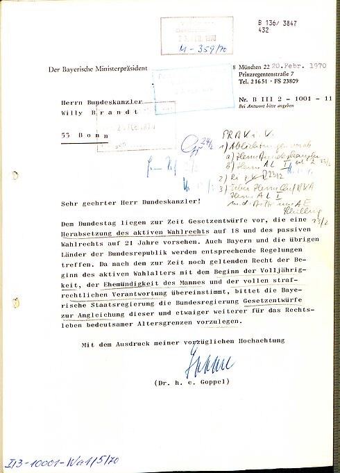 offizielles Behördenschreiben mit mehreren Eingangsstempeln und handschriftlich ergänztem Verteiler, mehreren Daten und Unterschrifteskürzeln