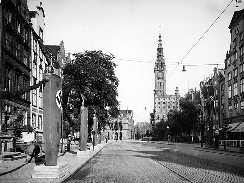3.	Der mit Hakenkreuzfahnen geschmückte Lange Markt und das Rechtsstädtische Rathaus in Danzig