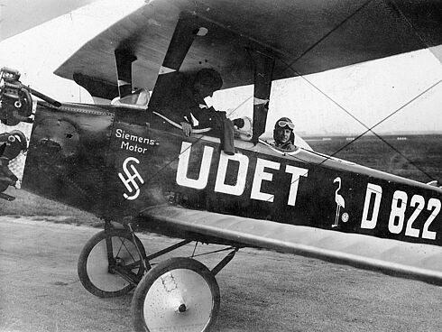 Schwarz-Weiß-Fotografie von Ernst Udet im Flamingo (Privatflugzeug)