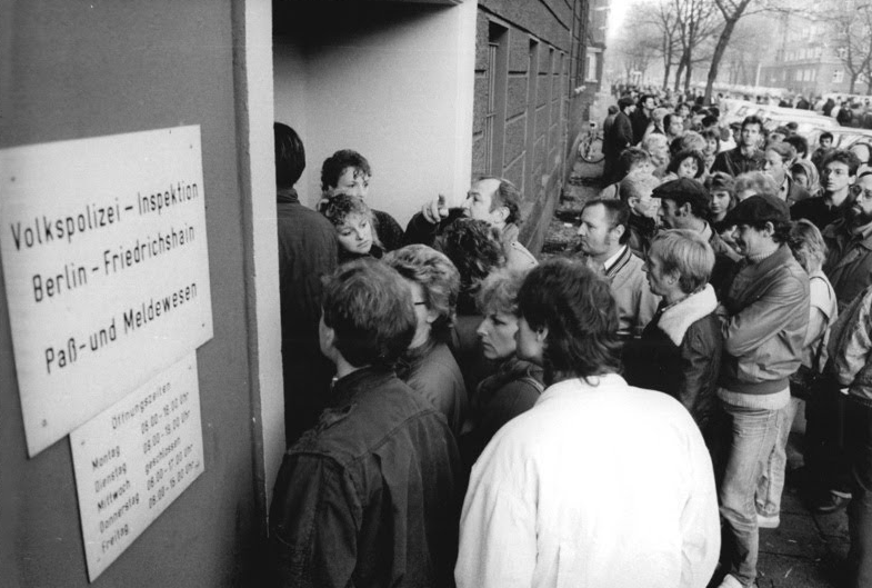 Schlange bei der Volkspolizeit wegen der Ausstellung von Pässen und Visa für DDR-Bürger, 1989