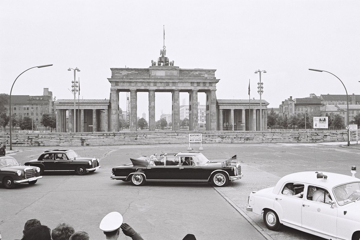 Königin Elizabeth II. von Großbritannien und Prinz Philip, Herzog von Edinburgh, bei der Vorbeifahrt an der innerdeutschen Grenze und dem Brandenburger Tor.