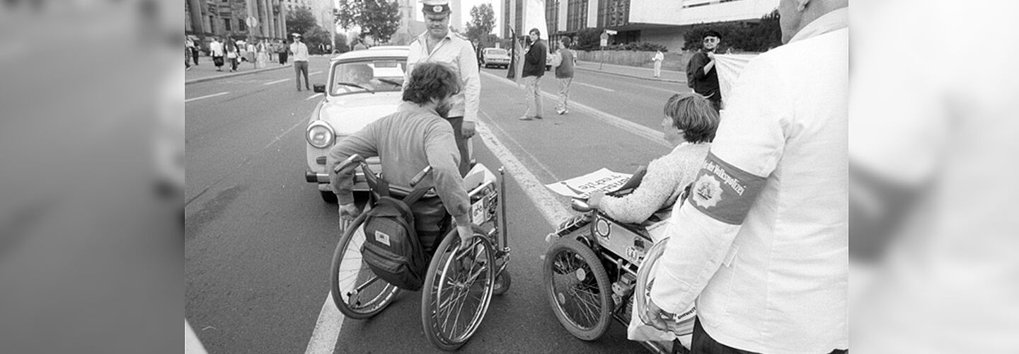 Rollstuhlfahrer auf einer Demonstration 1990