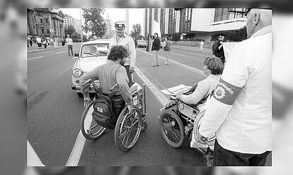 Rollstuhlfahrer auf einer Demonstration 1990