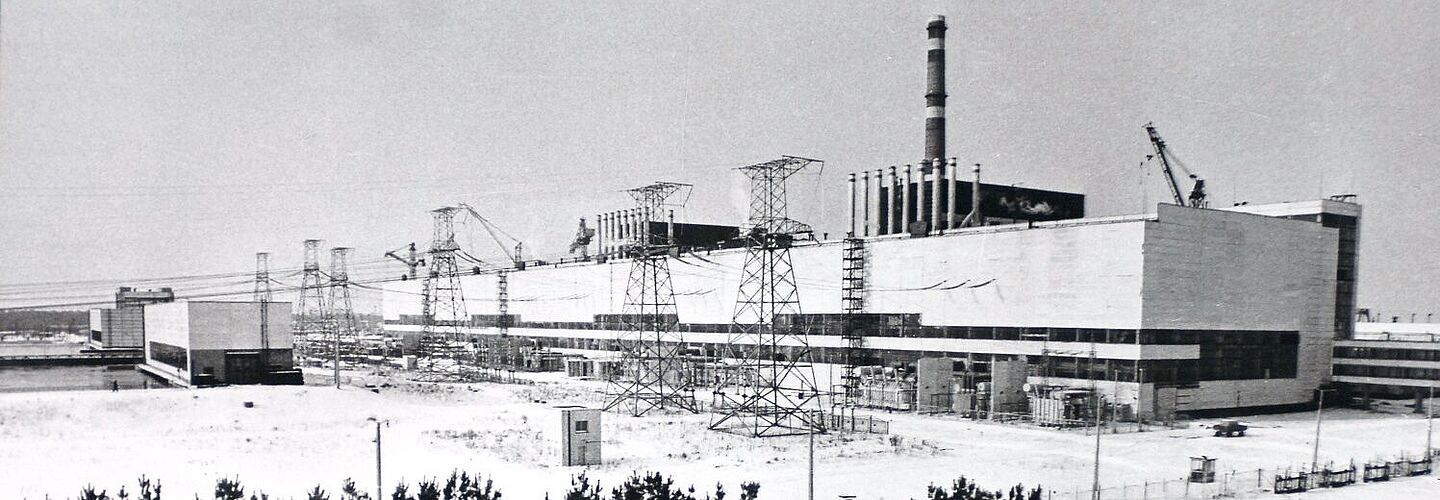 Blick auf das Kernkraftwerk Tschernobyl vor der Havarie Blick auf Hallen des Kernkraftwerks Tschernobyl in einer Winterlandschaft