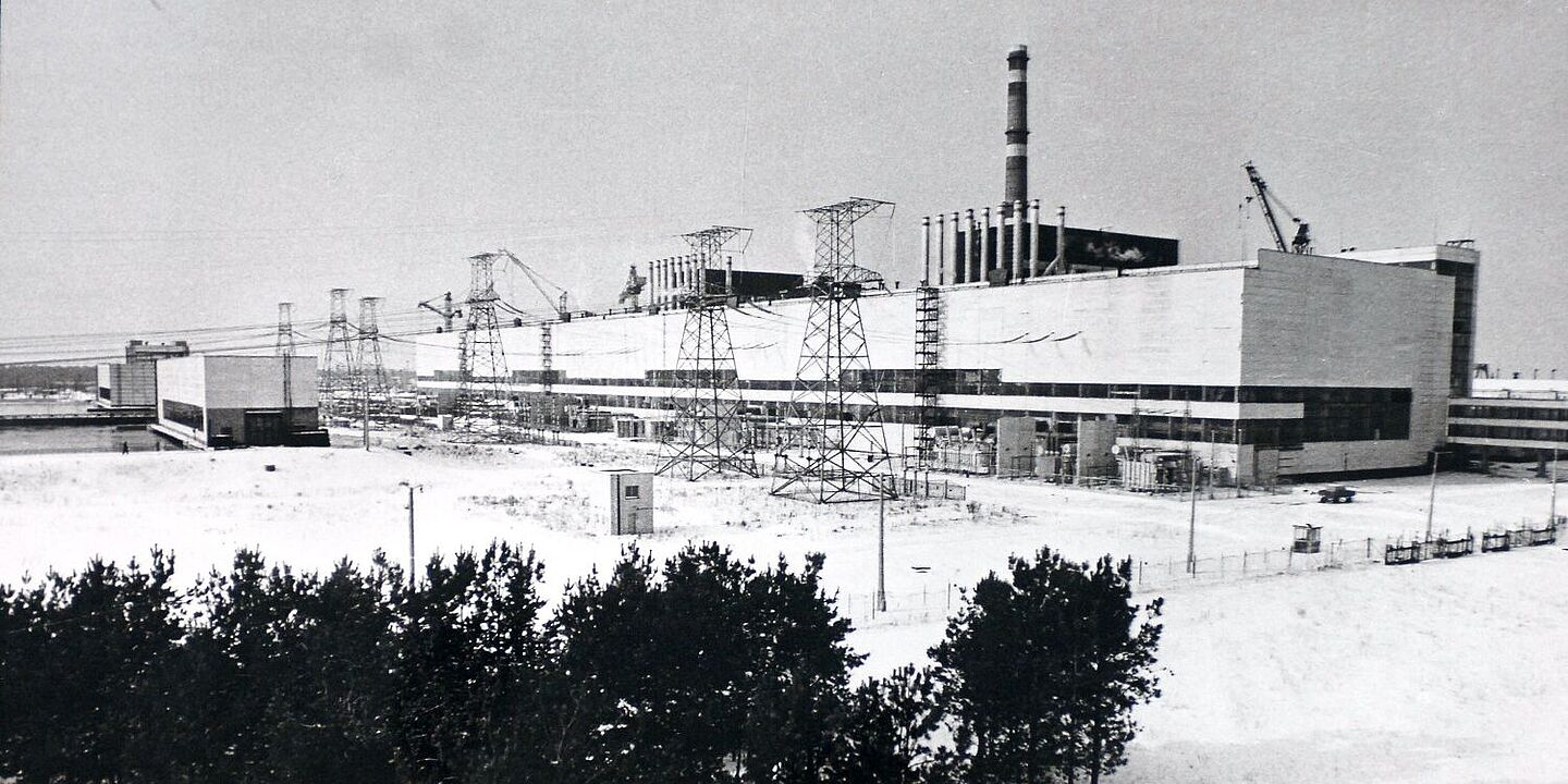 Blick auf das Kernkraftwerk Tschernobyl vor der Havarie Blick auf Hallen des Kernkraftwerks Tschernobyl in einer Winterlandschaft, Quelle:
IAEA Imagebank / USFCRFC (Lizenz: CC BY-SA 2.0)