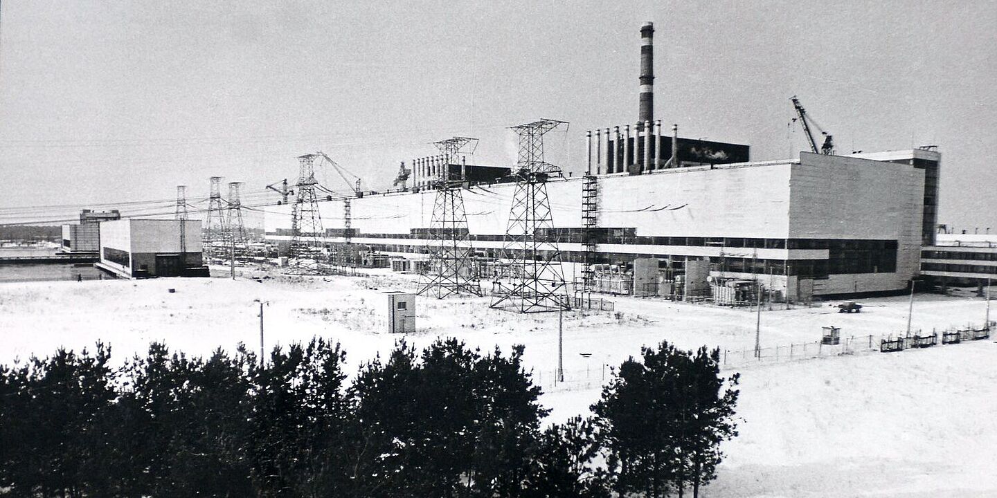Blick auf Hallen des Kernkraftwerks Tschernobyl in einer Winterlandschaft, Quelle:
            IAEA&nbsp;Imagebank / USFCRFC&nbsp;(Lizenz:&nbsp;CC BY-SA 2.0)